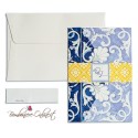 Partecipazione di matrimonio economica a busta verticale, decori blu, con fascia di chiusura