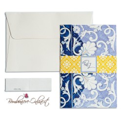 Partecipazione di matrimonio economica a busta verticale, decori blu, con fascia di chiusura