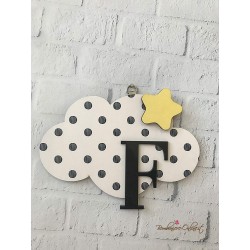 Nuvoletta a pois in legno con iniziale personalizzabile