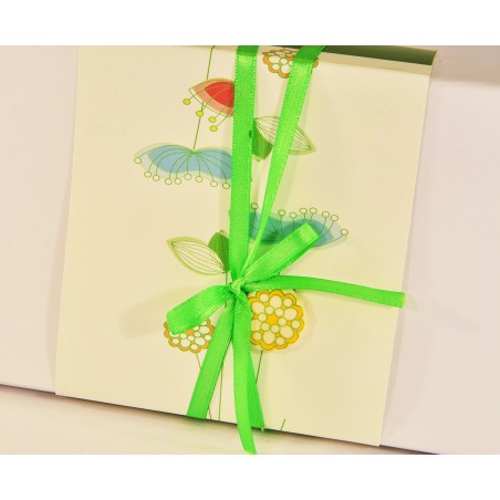 Confezione bomboniera con decorazione floreale verde