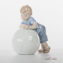 Bomboniere: Bambino appoggiato su sfera mappamondo