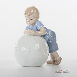 Bomboniere: Bambino appoggiato su sfera mappamondo