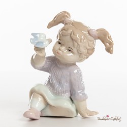 Bomboniere Morena: Bambina seduta con in mano un Uccellino