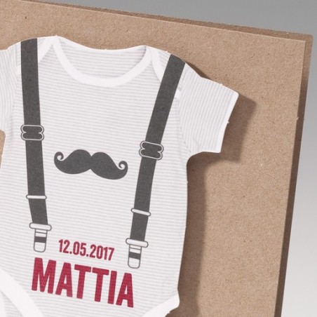 Inviti battesimo. Biglietto nascita bimbo "Tutina con bretelle e simpatici baffi"