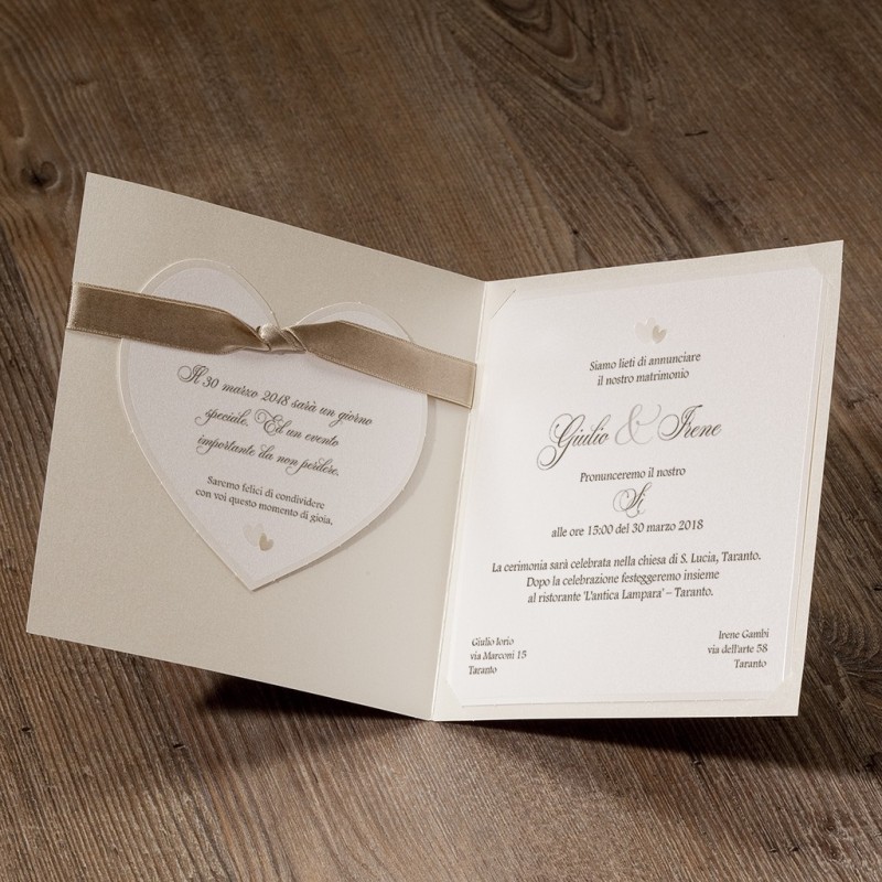 Partecipazione moderna shabby chic cuore con nastro di raso